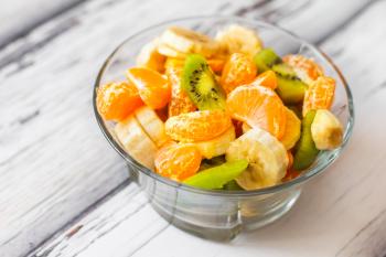 Sałatka owocowa z banana, kiwi i mandarynki