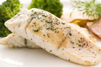 Delikatny halibut z parowaru z ryżem i warzywami