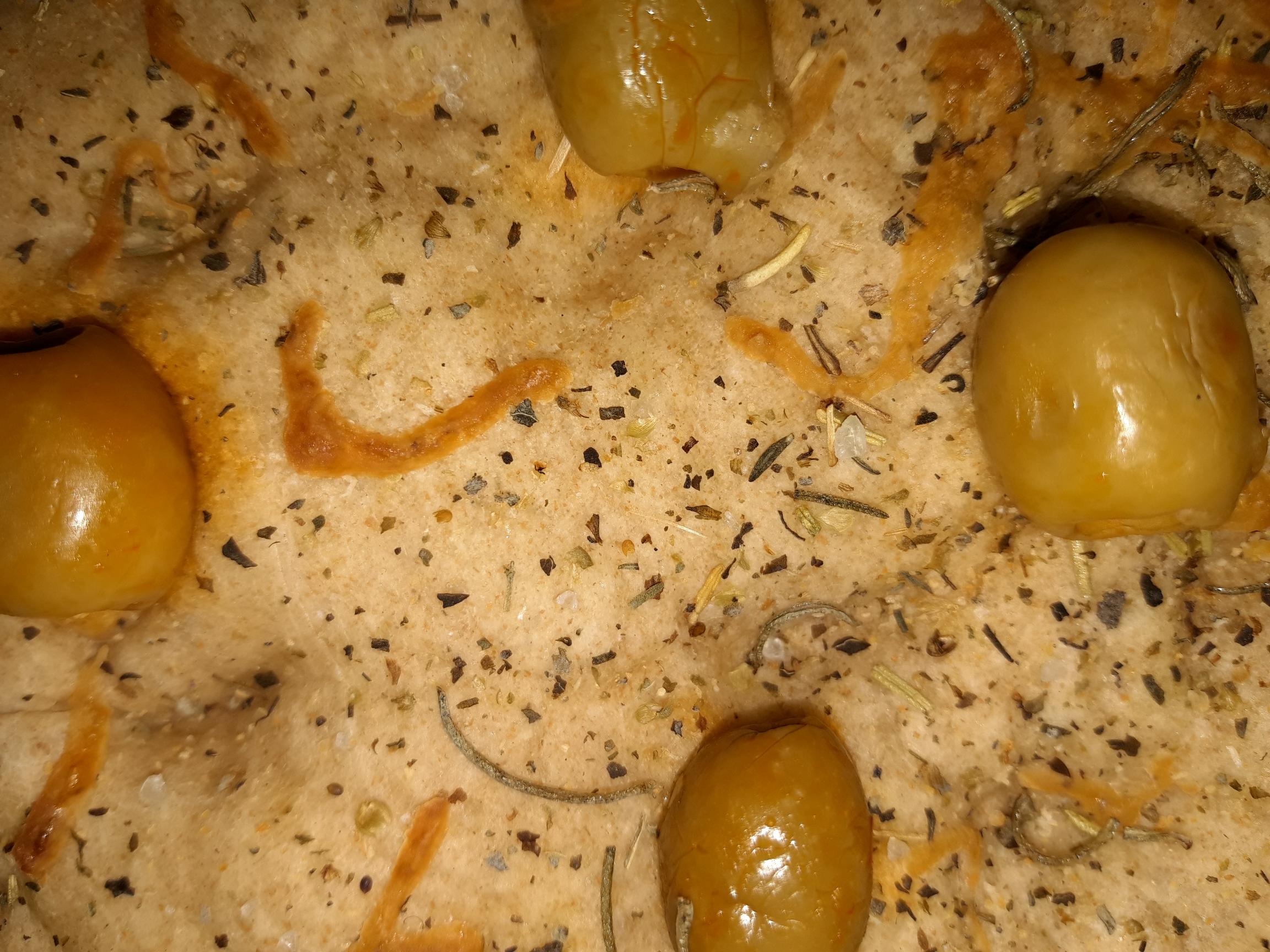 Focaccia z oliwkami i serem