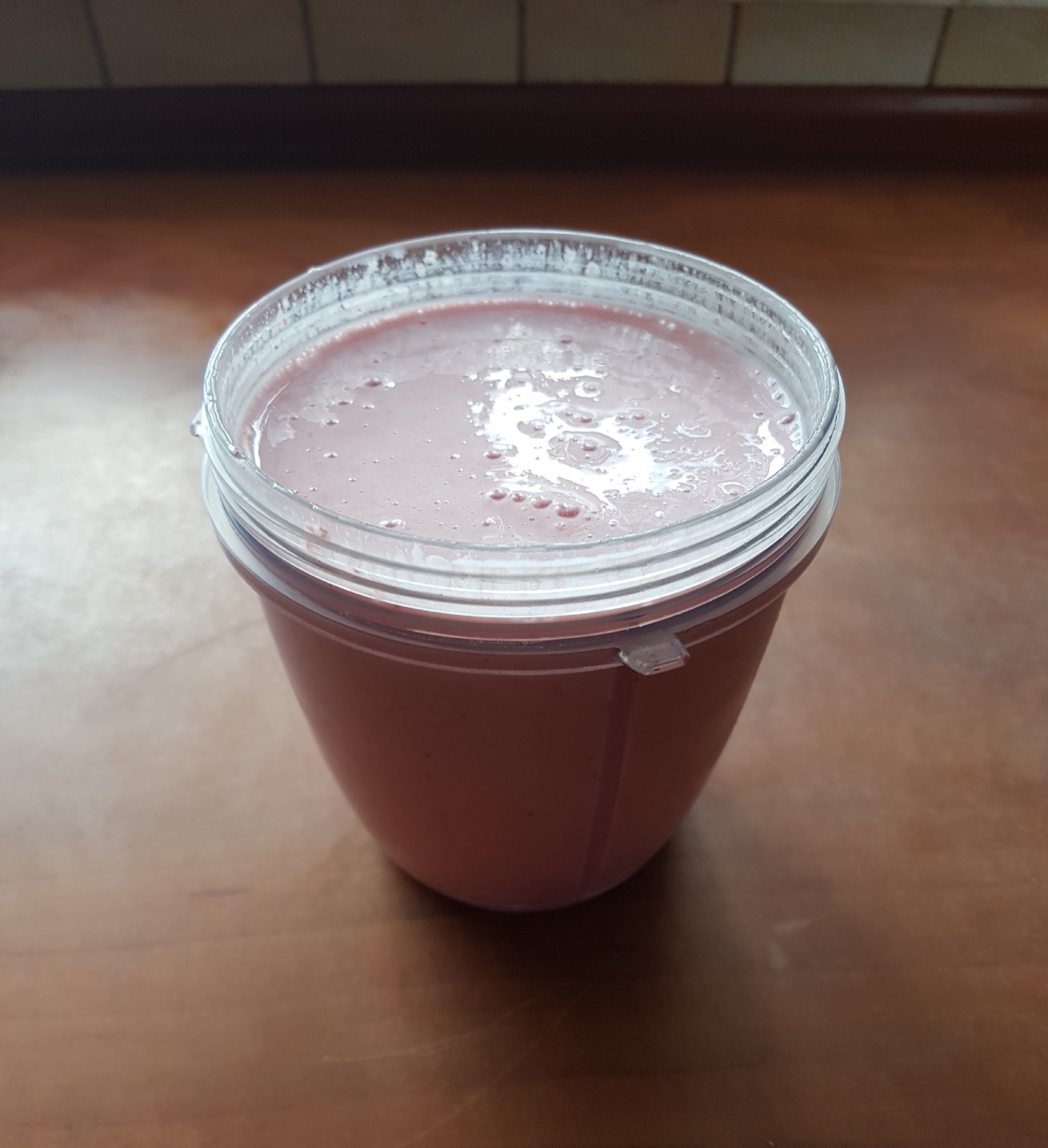 Proteinowe smoothie malinowe z/bez awokado B