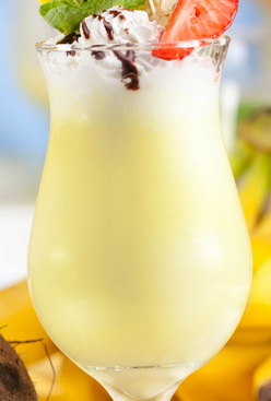 Jogurt z bananem i wiórkami kokosowymi