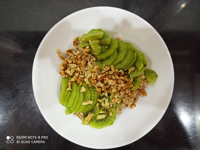 Owsianka z kiwi i orzechami włoskimi 500 kcal