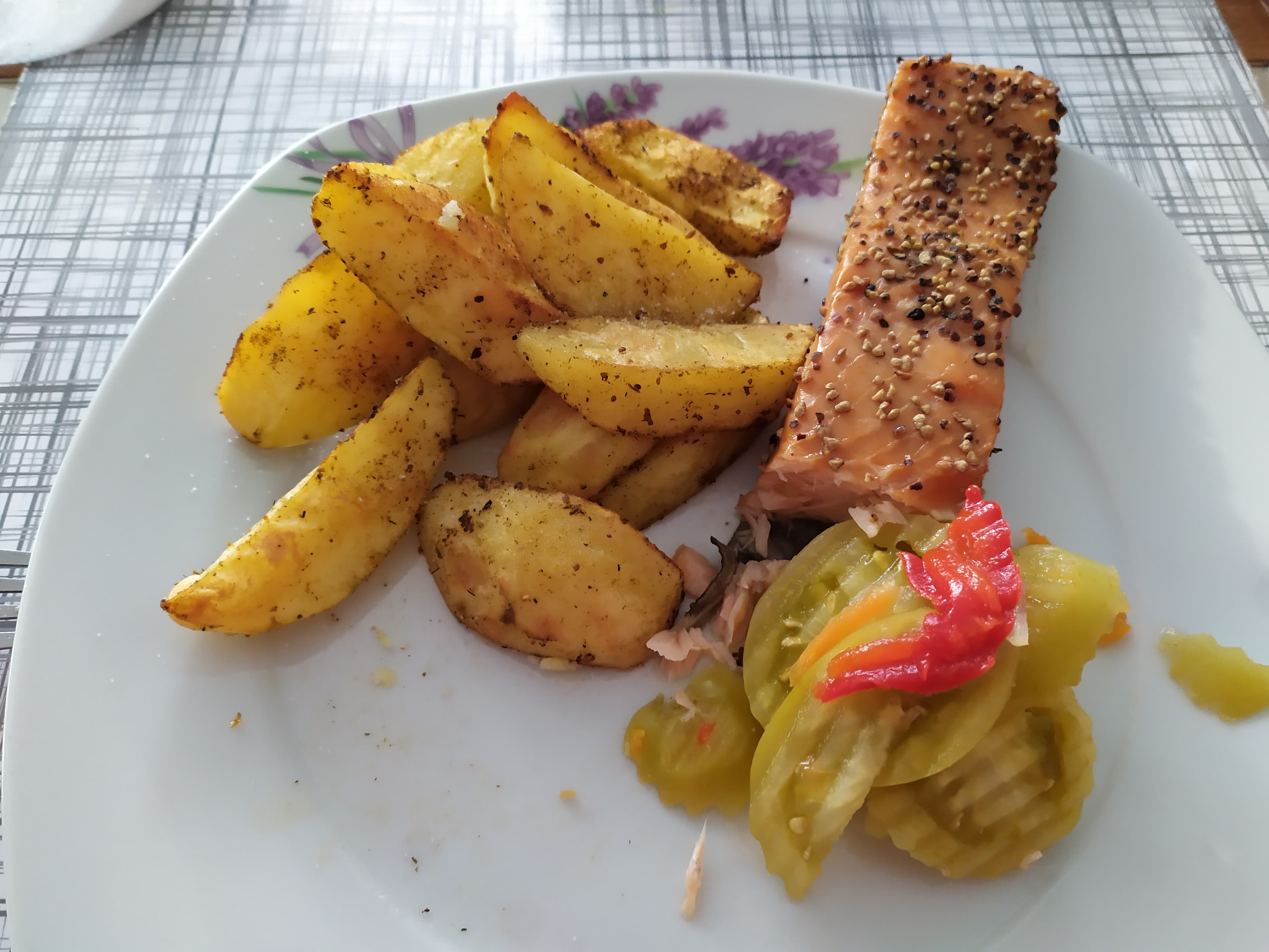 Łosoś wędzony z pieczonymi ziemniakami