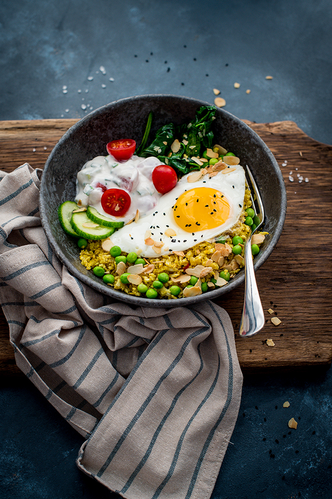 Orientalny kuskus z jajkiem, szpinakiem i raitą