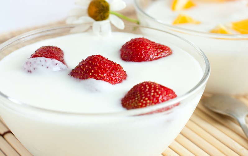 Jogurt z truskawkami i cukrem brzozowym