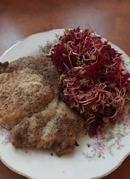 Kotlet schabowy z surówką z buraka a b- m-