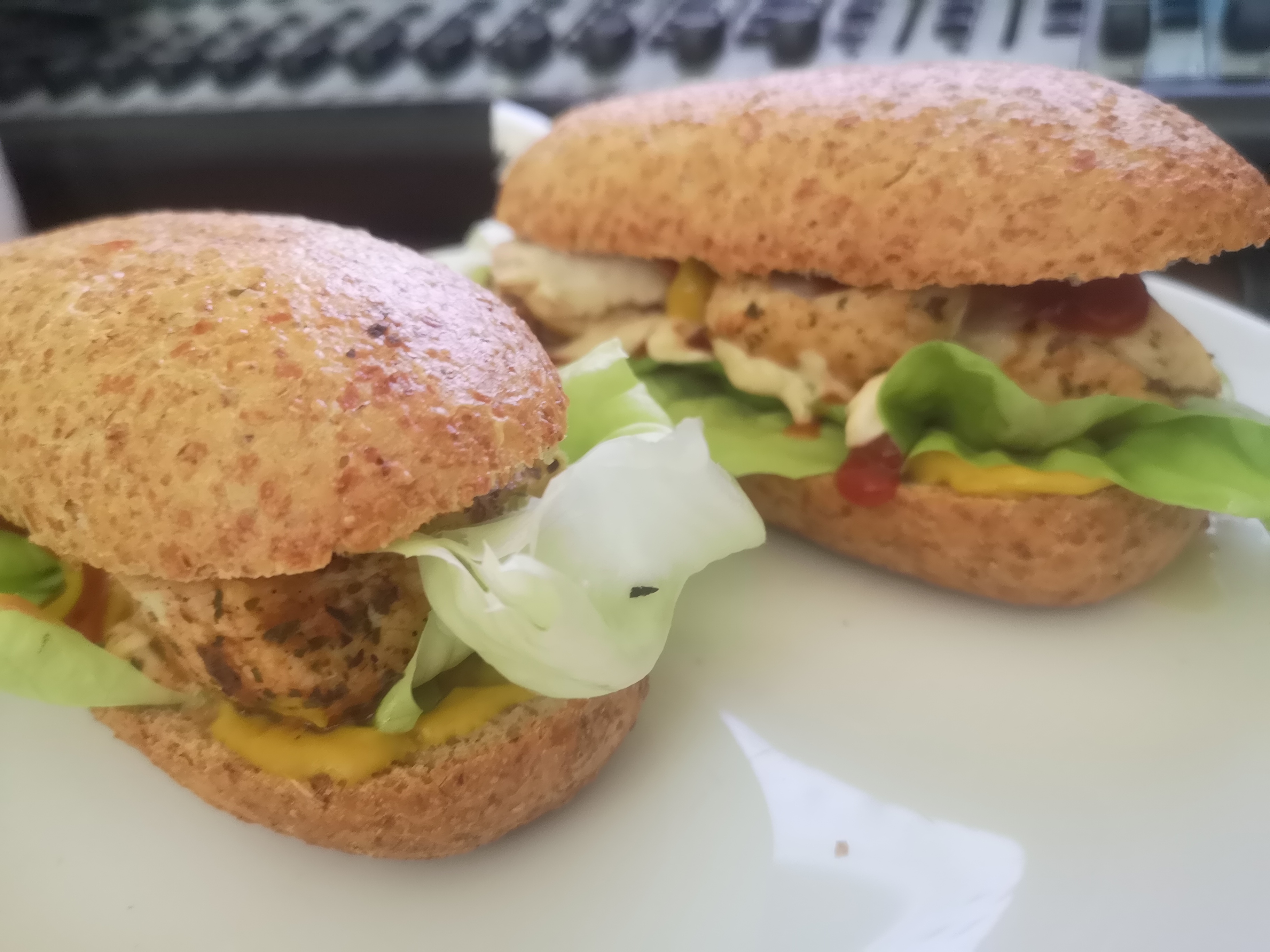 Burger z kurczakiem i serem mozzarella