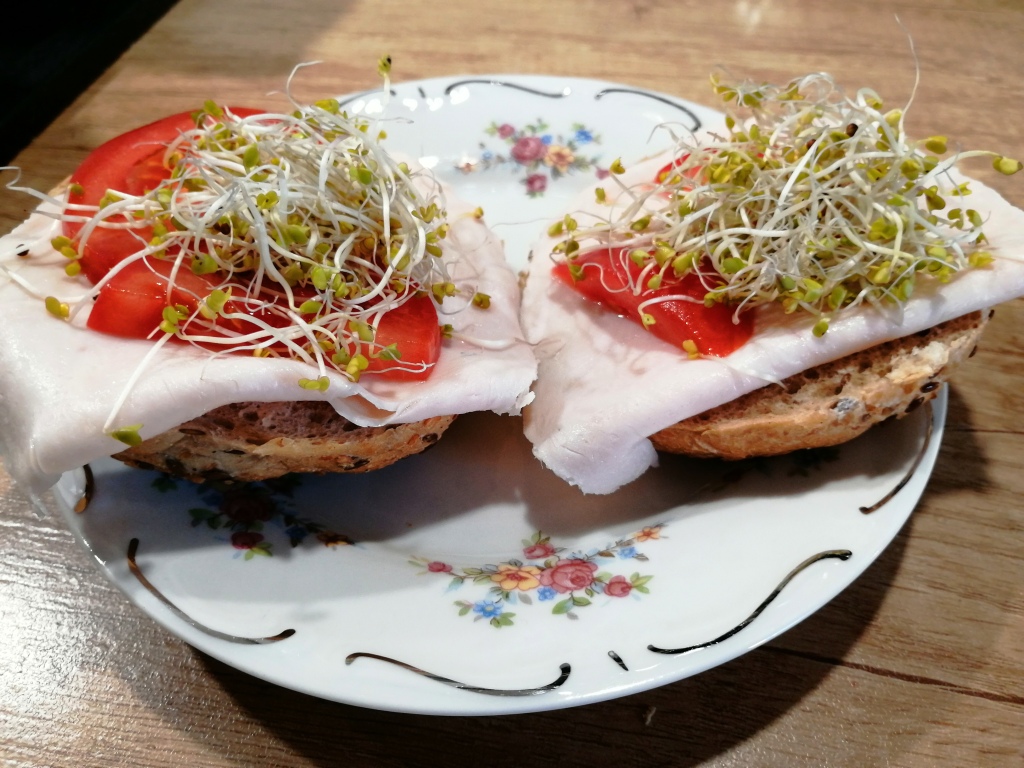 Kanapki z szynką drobiową, pomidorem i kiełkami