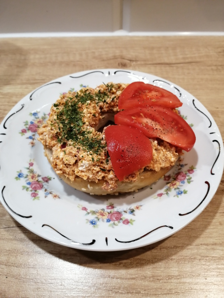 Pasta z makreli w sosie pomidorowy i twarogu