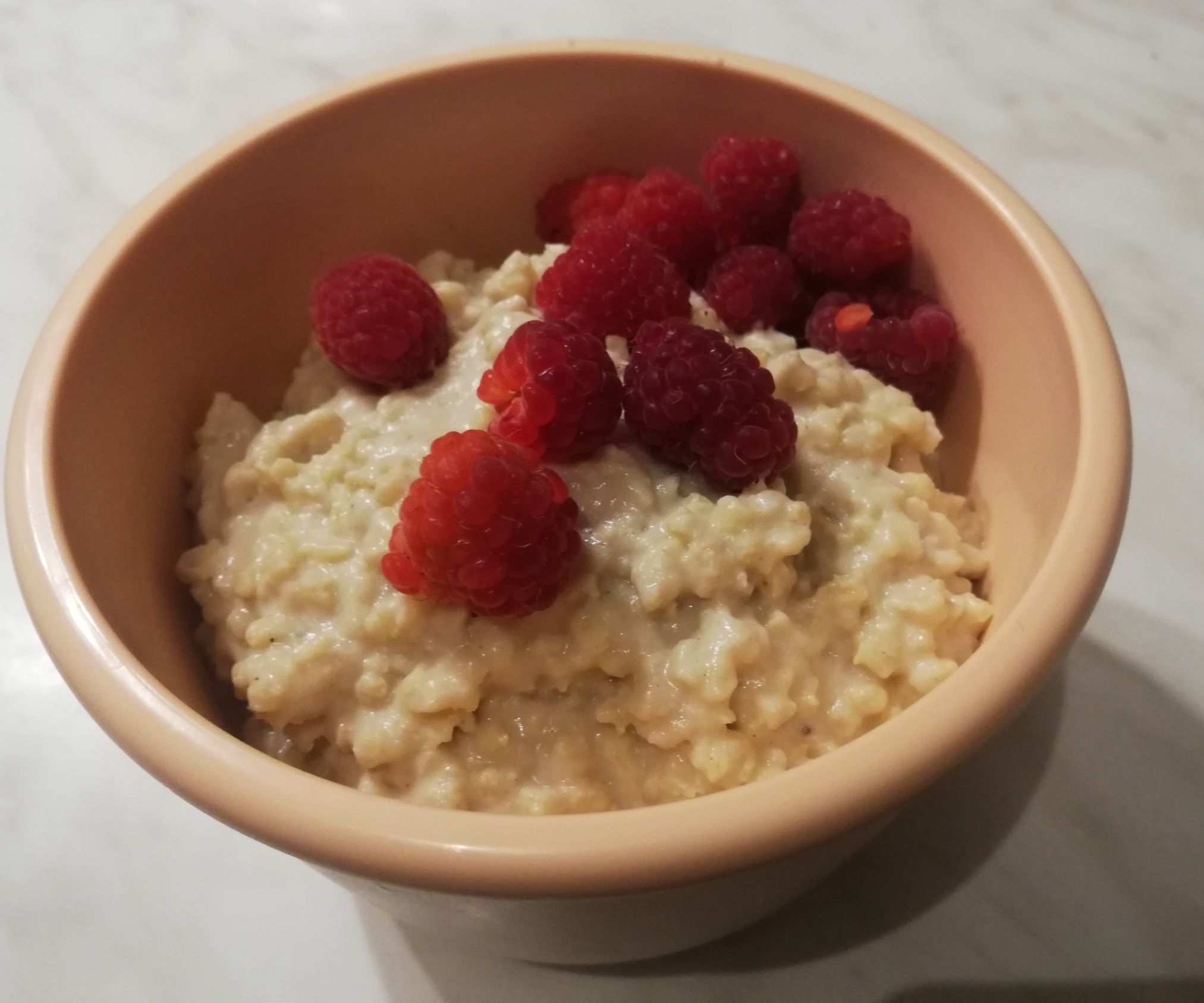 Jaglanka z pastą tahini i bananem