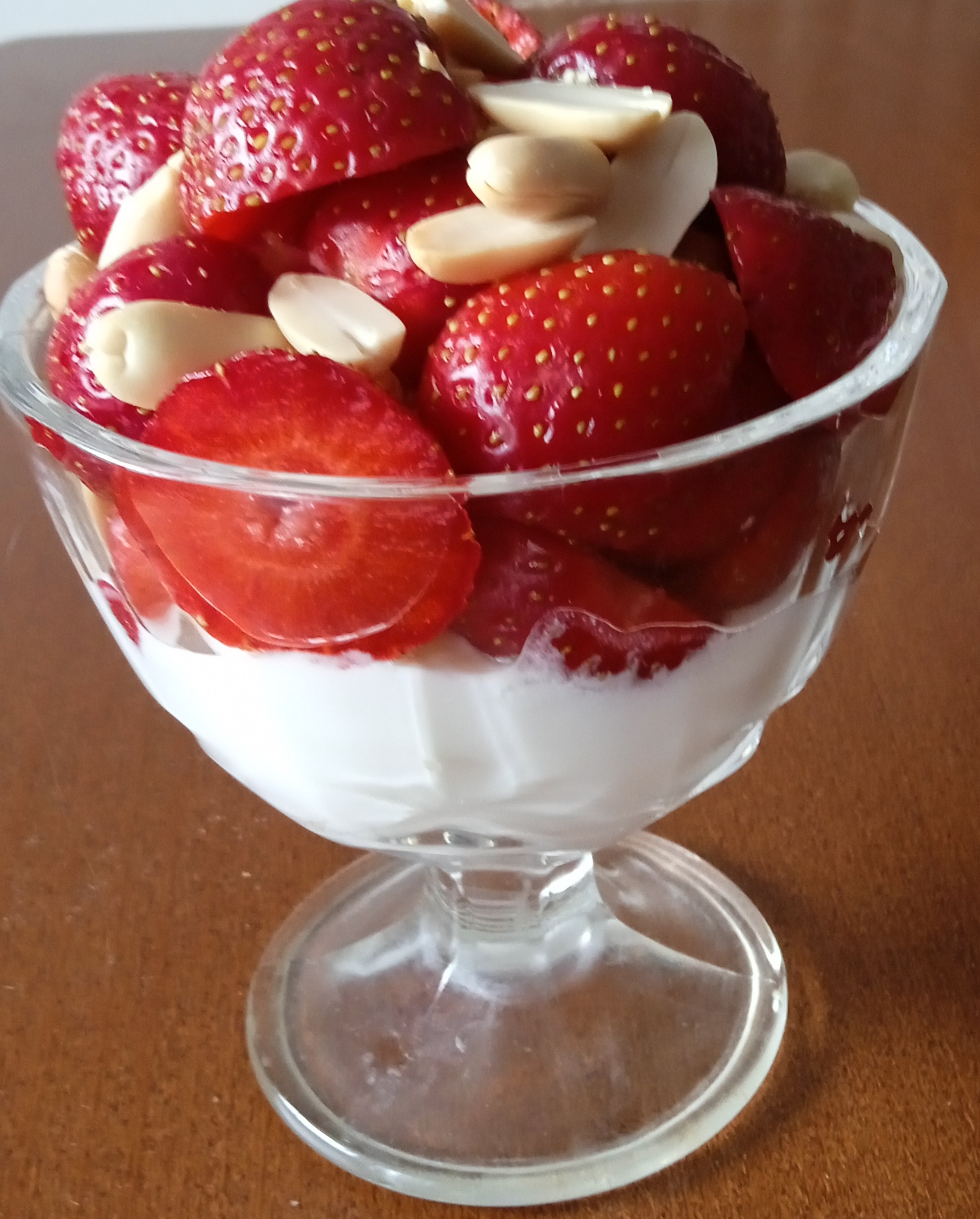 jogurt z truskawkami i orzeszkami