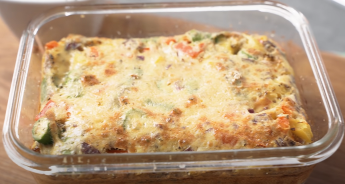 Frittata z sezonowymi warzywami i sosem czosnkowym