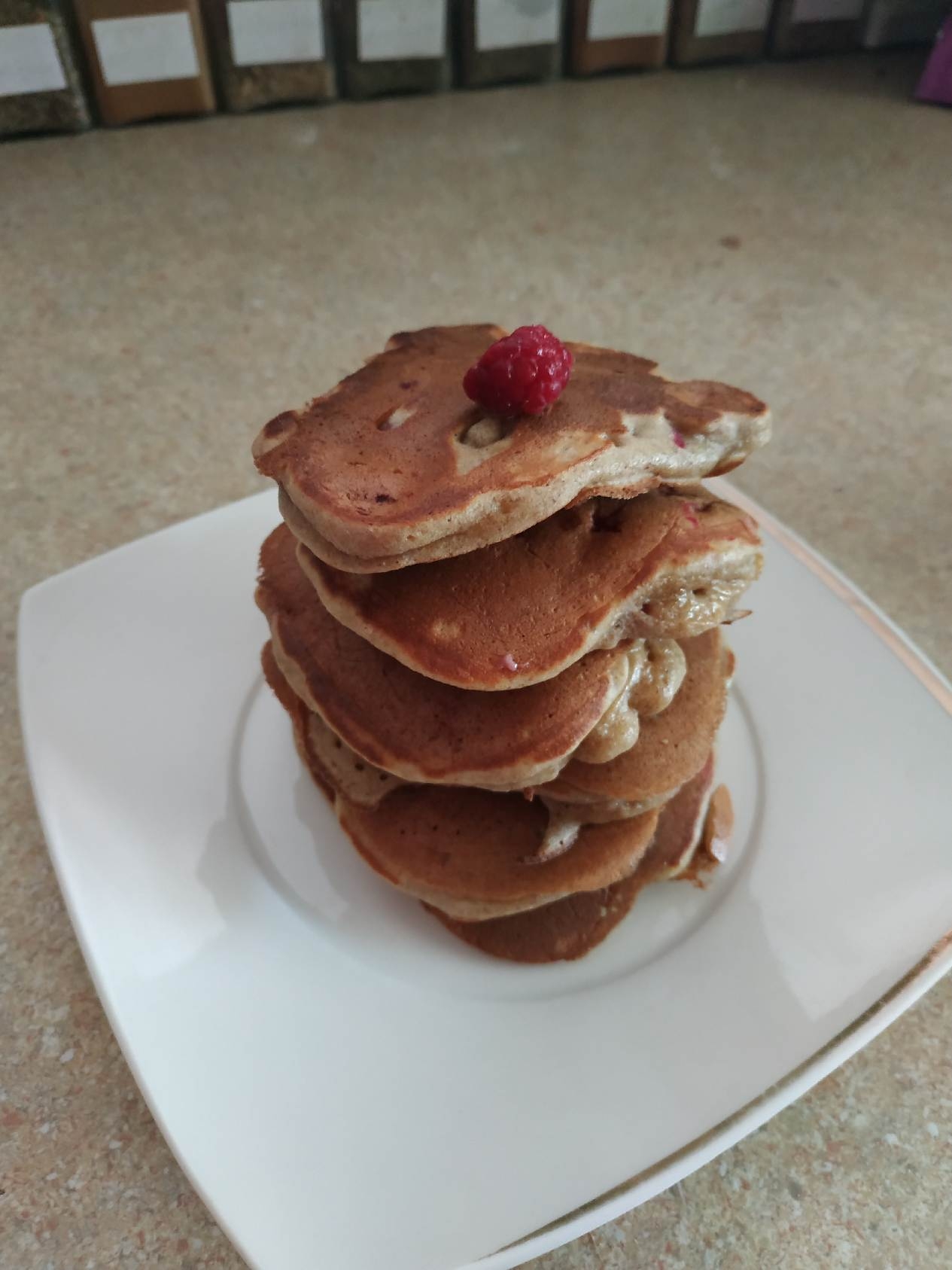 Pełnoziarnisto-gryczane pancakes z malinami