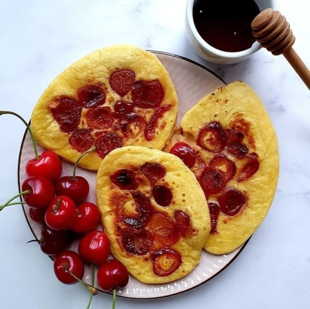 Racuchy kukurydziane z czereśniami