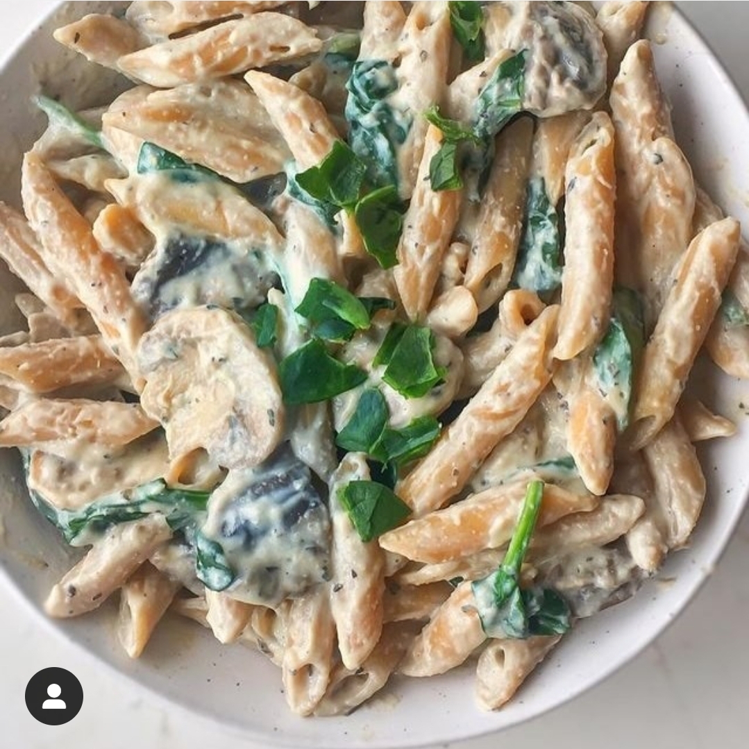 Makaron z pieczarkami i sosem czosnkowym