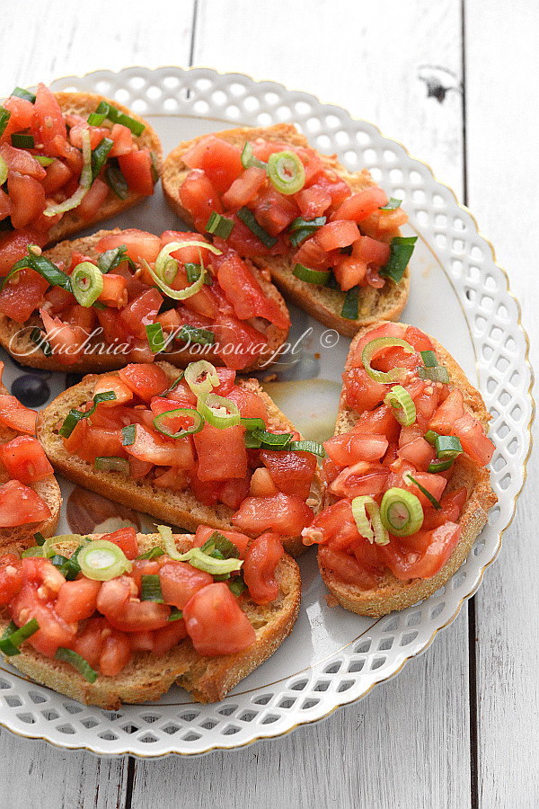 Bruschetta z pomidorem i oliwkami