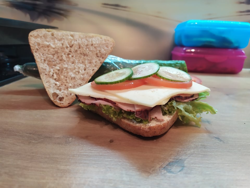 Bułka z szynką i serem