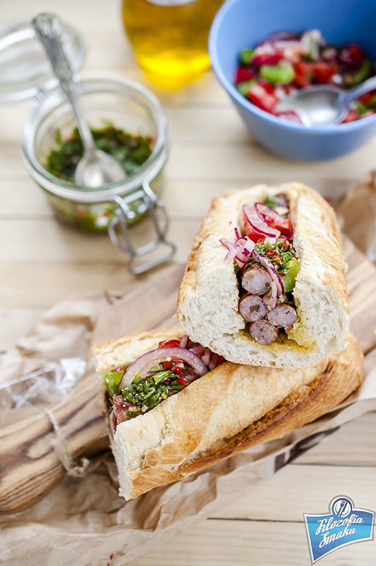 Choripan, argentyński sandwich z chimichurri