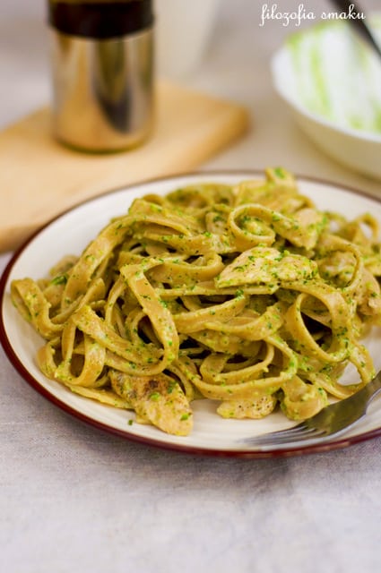 MAKARON Z PESTO I KURCZAKIEM