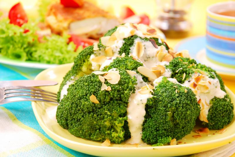 Brokuły z prażonymi migdałami i delikatnym sosem czosnkowym