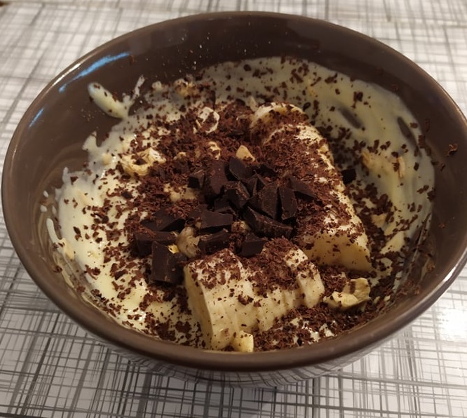 Owsianka z bananem, gorzka czekoladą i orzechami nerkowca