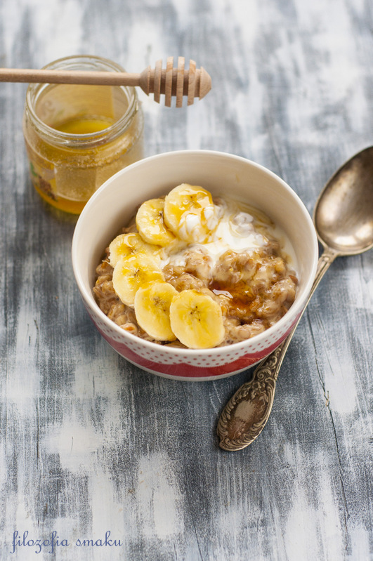 Owsianka z bananem i masłem orzechowym