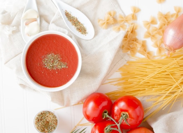 Szybka zupa pomidorowa z makaronem