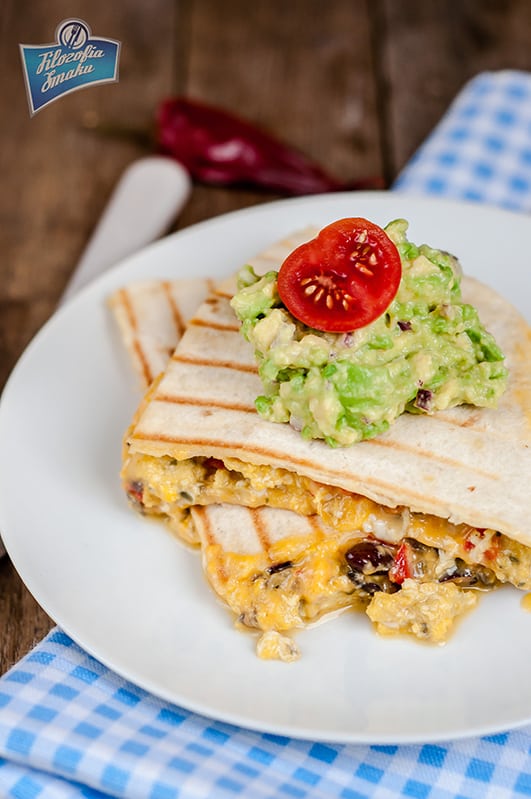 QUESADILLA Z JAJECZNICĄ I SEREM CHEDDAR
