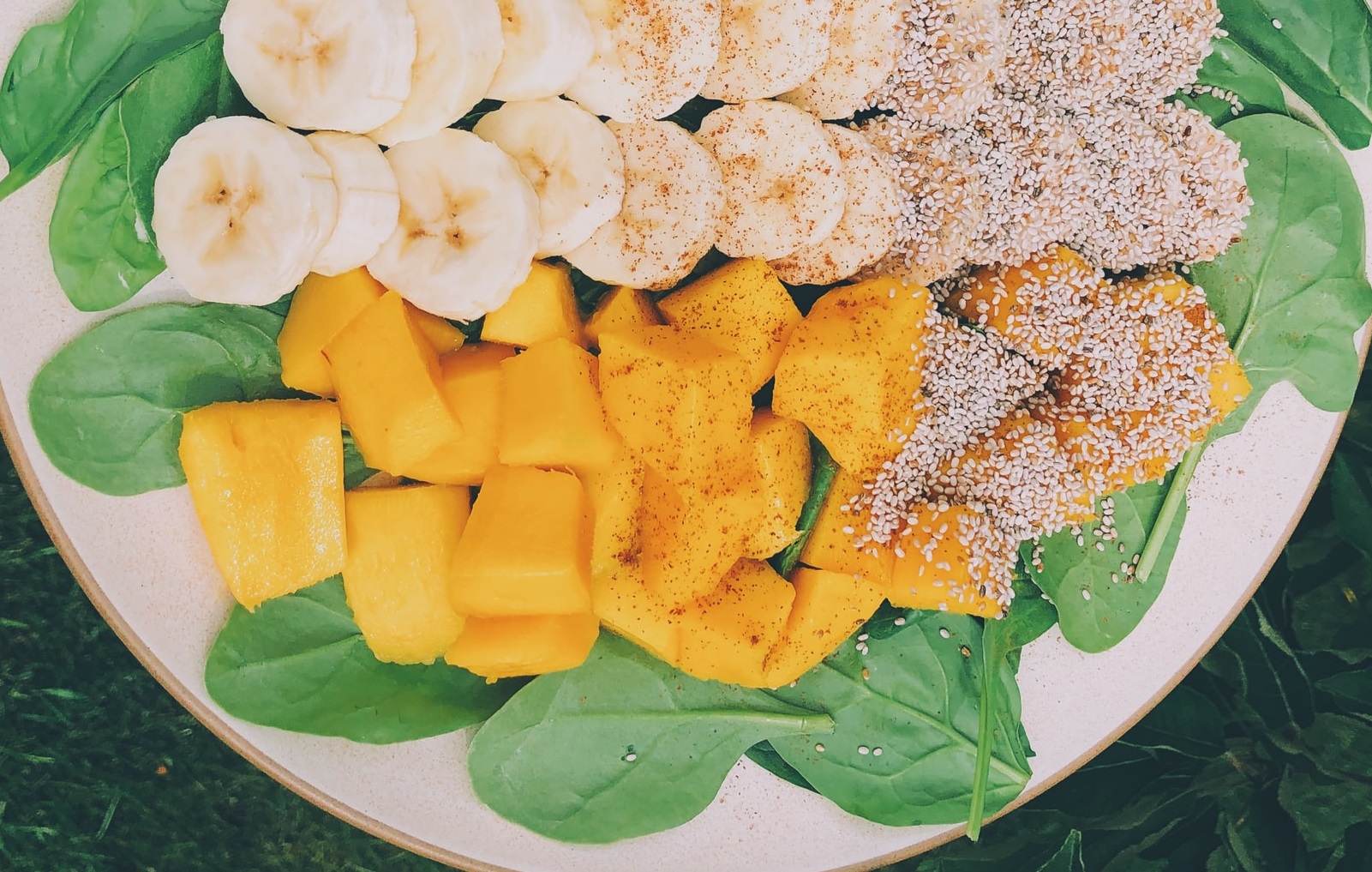 Ekspresowa sałatka z banana i soczystego mango