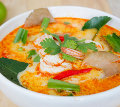 Tajska zupa Tom Yum z kurczakiem i pieczarkami