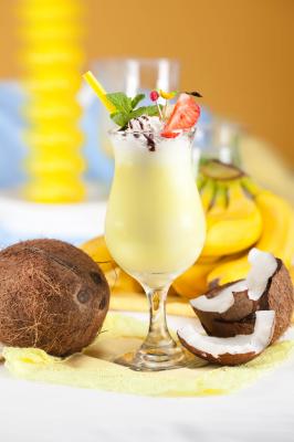 Jogurt z bananem i wiórkami kokosowymi