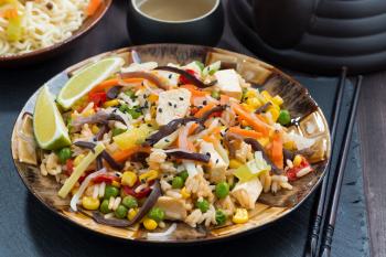 Orientalny ryż z warzywami