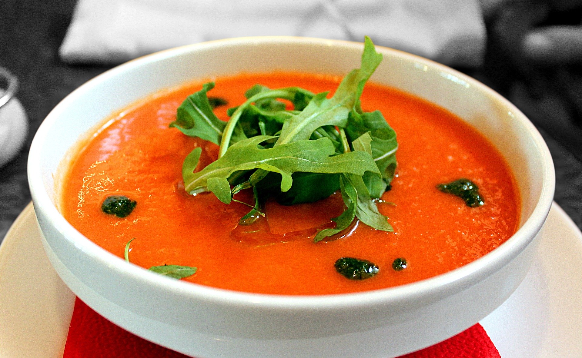 Chłodnik pomidorowy z zieloną pietruszką (zupa)